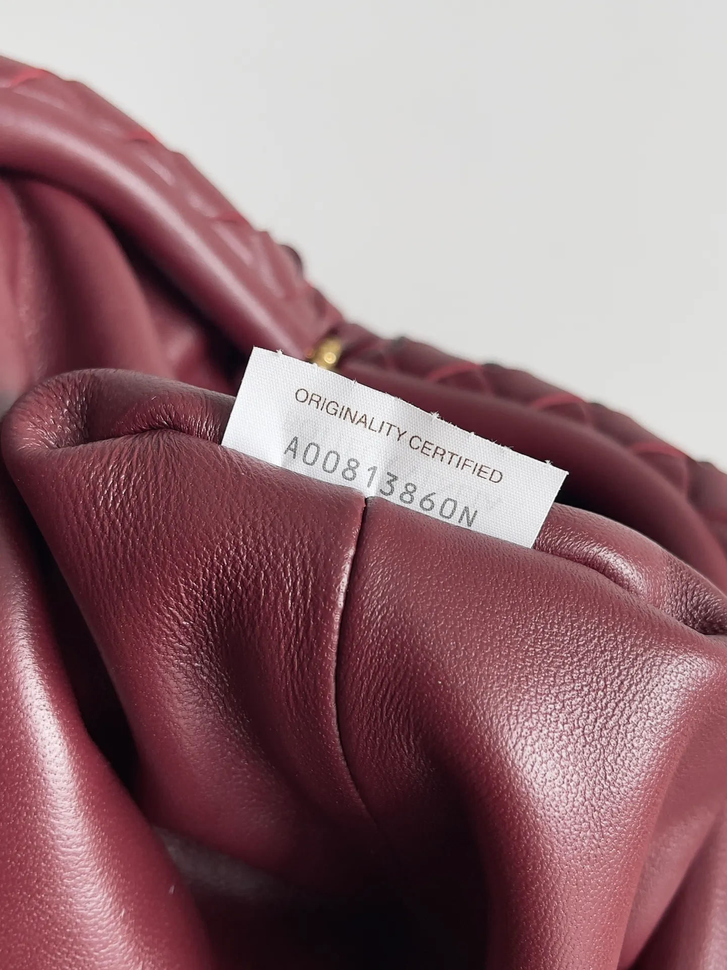 Batch 2260 BOTTEGA VENETA Lady's LAUREN CLUTCH Chain Clutch was inspired by 40 years ago. It is a perfect fusion of classic and modern bags. It is effortless and fashionable for any occasion and at any time. The newly added detachable metal chain allows people to have more ways to carry it. It is grand and elegant. Style No.: 785807 Size: 31.5*16.5*11cm